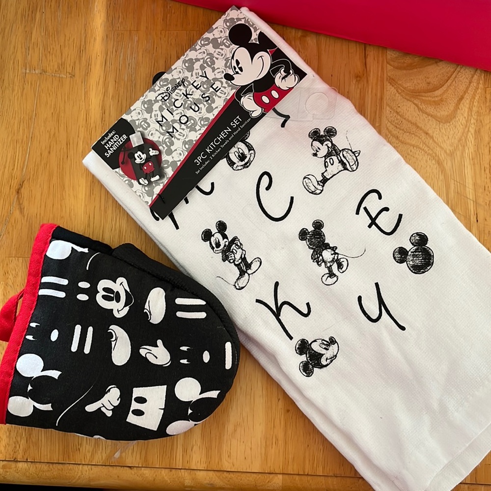 Mickey Mouse Oven Mitt and Kitchen Towels